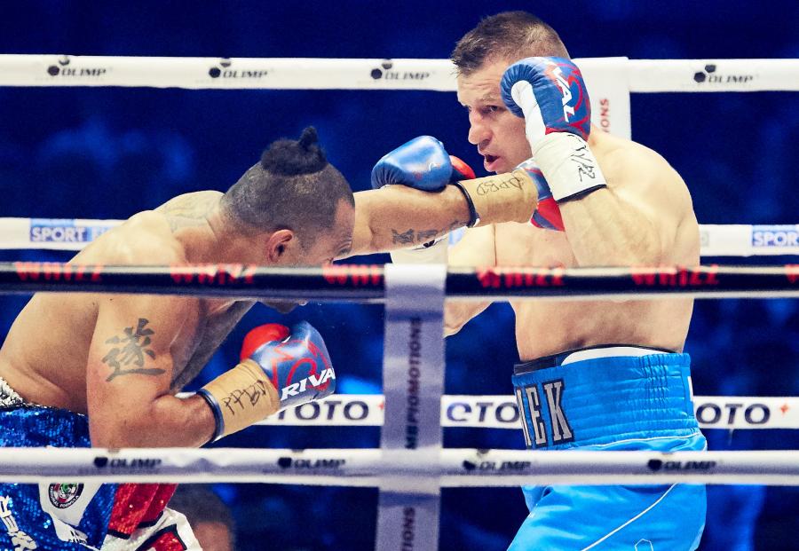 Tomasz Adamek i Solomon Haumono podczas walki wieczoru w trakcie gali bokserskiej Polsat Boxing Night