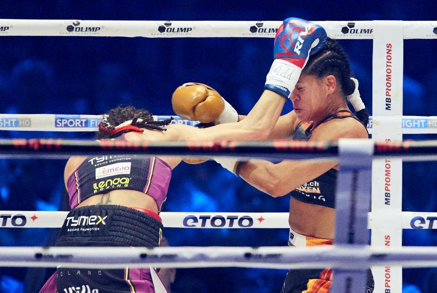 Ewa Brodnicka i iviane Obenauf podczas walki w trakcie gali bokserskiej Polsat Boxing Night