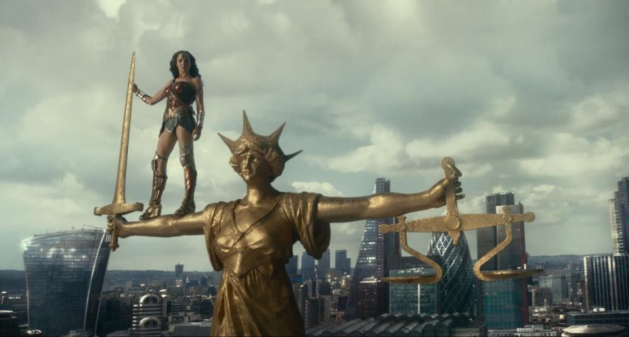 Gal Gadot w filmie "Liga Sprawiedliwości". Polska premiera 17 listopada 2017 roku.