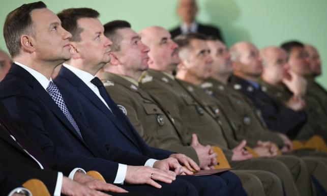 Koniec weekendowych generałów. W MON trwa odkręcanie reform Macierewicza