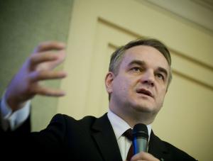 Pawlak stara się ugasić pożar