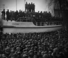 • ZDJĘCIE ROKU 2009
Autor: Rafał Malko, „Gazeta Wyborcza Trójmiasto”
Wiec zorganizowany przez związki zawodowe w Stoczni Gdynia SA, która jest likwidowana z powodu nierentowności. Na wiecu odczytano porozumienie stoczniowców z rządem dotyczące odszkodowań za zwolnienia. Stalowa motorówka „Samarytanka”, na której stoją stoczniowcy, jest pierwszym statkiem zbudowanym w tej stoczni (1931 rok).
1 grudnia 2008