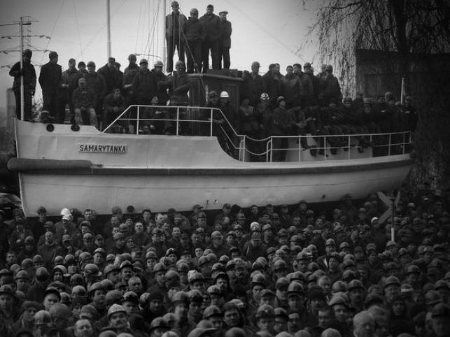 • ZDJĘCIE ROKU 2009
Autor: Rafał Malko, „Gazeta Wyborcza Trójmiasto”
Wiec zorganizowany przez związki zawodowe w Stoczni Gdynia SA, która jest likwidowana z powodu nierentowności. Na wiecu odczytano porozumienie stoczniowców z rządem dotyczące odszkodowań za zwolnienia. Stalowa motorówka „Samarytanka”, na której stoją stoczniowcy, jest pierwszym statkiem zbudowanym w tej stoczni (1931 rok).
1 grudnia 2008