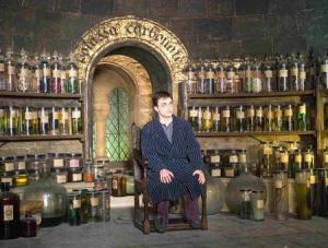 FOT. © 2007 Warner Bros. Ent.Harry Potter Publishing Rights © J.K.R.ZDJECIA TYLKO I WYLACZNIE DO WYKORZYSTANIA PRZY PROMOCJI FILMU, ZDJEC NIE MOZNA MODYFIKOWAC, PRZYCINAC, SZPAROWAC ETC.HARRY POTTER I ZAKON FENIKSAFOT. © 2007 Warner Bros. Ent.Harry Potter Publishing Rights © J.K.R. *** Local Caption *** HARRY POTTER I ZAKON FENIKSADANIEL RADCLIFFE as Harry Potter in Severus Snape’s office in Warner Bros. Pictures' fantasy "Harry Potter and the Order of the Phoenix."FOT. © 2007 Warner Bros. Ent.Harry Potter Publishing Rights © J.K.R.