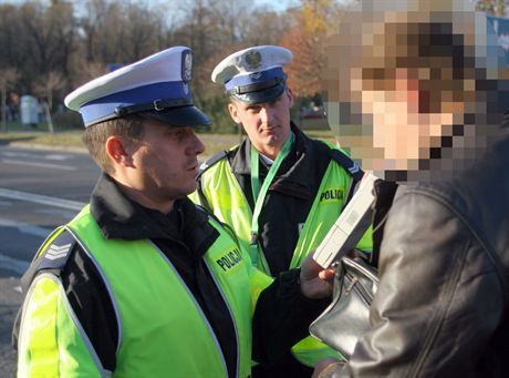 1.11.2005 Katowice.Badanie alkotestem kierowcow w poblizu cmentarza przy ulicy Damrota w ramach akcji znicz.n/z.:Sierzant sztabowy Robert Platek /z lewej/ i Starszy sierzant Janusz Sobieraj dokonuja badania alkotestem kierowcy Grzegorza Domagalskiego z Katowic.Fot. Tomasz Griessgraber /EDYTOR.net