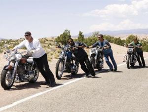 Pictured: John Travolta, Martin Lawrence, Tim Allen, and William H. Macy in a scene from WILD HOGS, directed by Walt Becker. GANG DZIKICH WIEPRZYFOT. FORUM FILM