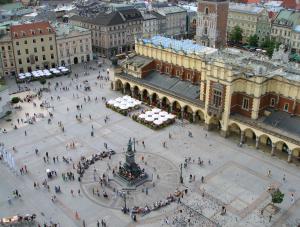 Cięcia etatów, mniej lokali do utrzymania, grupowe zakupy - tak oszczędza Kraków