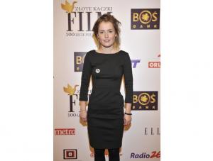 Olga Frycz nawet elegancką małą czarną łączy z niedbałą fryzurą