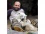 Knut i jego pierwszy opiekun, nieżyjący już Thomas Doerflein, w maju 2007 roku