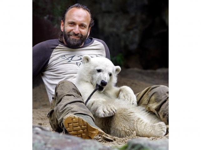 Knut i jego pierwszy opiekun, nieżyjący już Thomas Doerflein, w maju 2007 roku