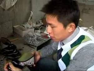 Chiński student Yang Guang produkuje buty ze starych gazet. Źródło: TVN24