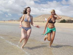 Popielewicz i Niklińska w sesji na plaży. Źródło: Studio69