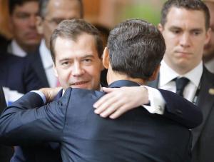 Dmitrij Miedwiediew i Nicolas Sarkozy na szczycie G8 we francuskim Deauville
