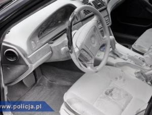 Uwięziła dziecko w BMW i poszła na zakupy