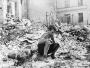 Warszawa wrzesień 1939, mały chłopiec w przerwie pomiędzy nalotami siedzi na ruinach swojego domu zbombardowanego przez nimieckie lotnictwo