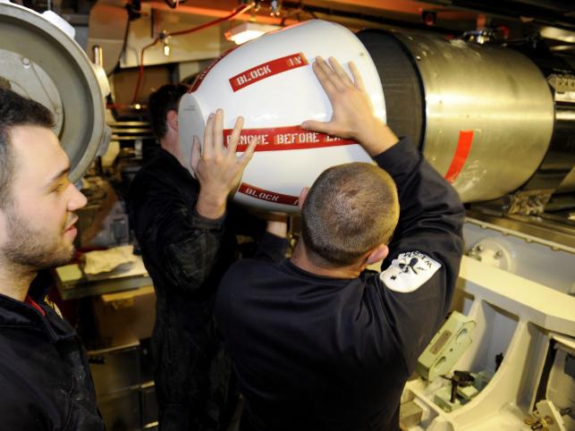 Marynarze HMS Astute przygotowują się do wystrzelenia pocisku Tomahawk