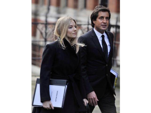 Sienna Miller przybywa do sądu w Londynie