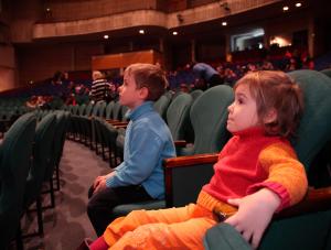 Dzieci w teatrze.