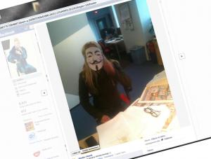 Monika Olejnik w masce Anonymous czeka na Michała Boniego