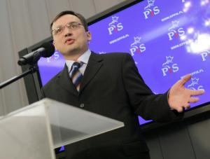 Ziobro bije w sondażu Kaczyńskiego