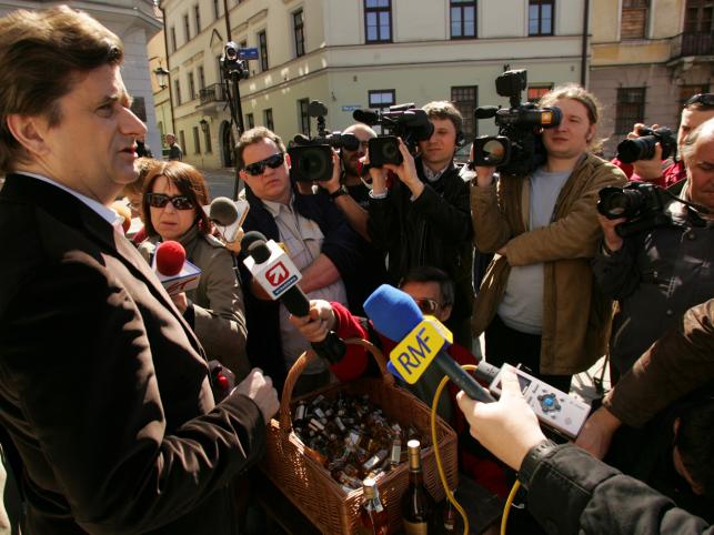 Palikot bezkarny, choć pił do prezydenta