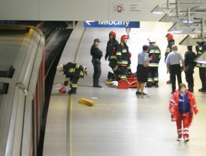 Niewidomy wpadł pod metro i przeżył