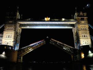 Motorem przeskoczył londyński Tower Bridge