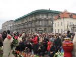 Galeria zdjęć: Tłumy ludzi przed Pałacem Prezydenckim