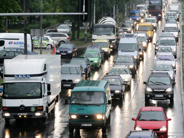 Polacy chcą jeździć na światłach cały rok