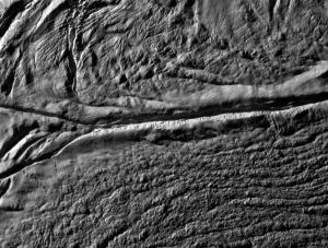 Powierzchnia Enceladusa sfotografowana przez sondę Cassini