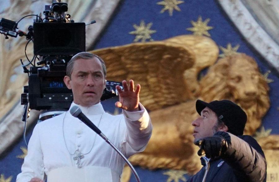 Jude Law papieżem na planie serialu "The young pope"
