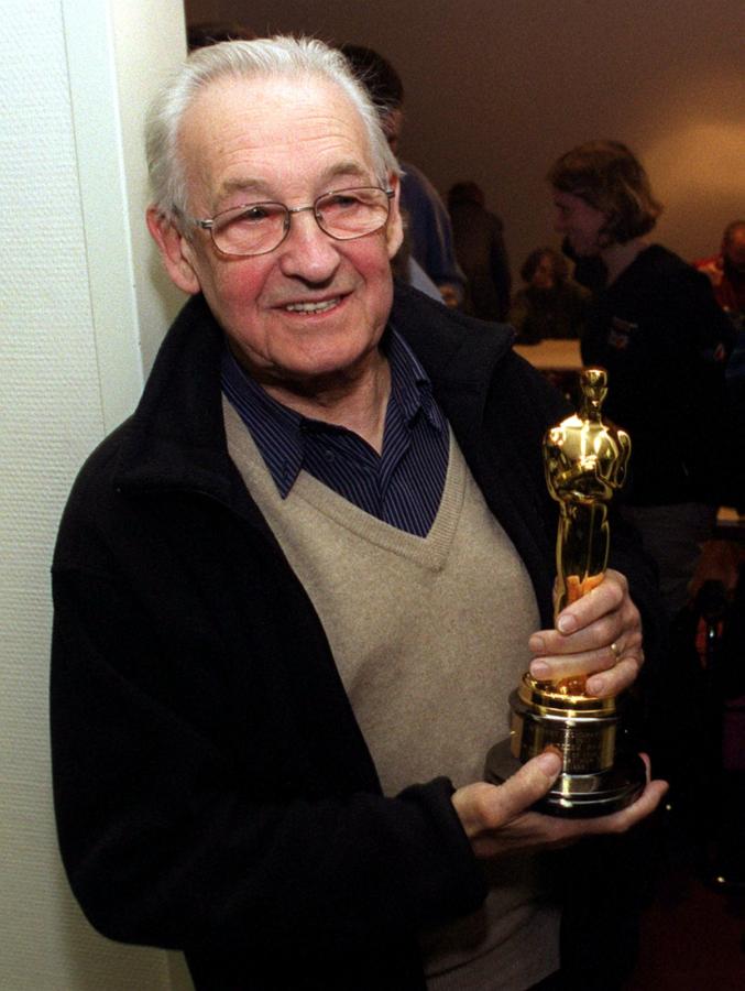 Na zdjęciu archiwalnym z 30.03.2000 r. uhonorowany Oscarem za całokształt twórczości Andrzej Wajda, po przylocie do kraju na lotnisku Okęcie