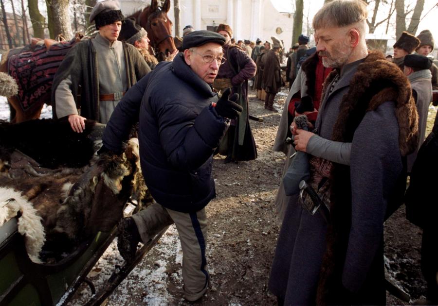 Na zdjęciu archiwalnym z 05.02.2002 r. reżyser Andrzej Wajda i Andrzej Seweryn jako rejent Milczek, w Karczewie, w czasie pierwszego dnia zdjęciowego do "Zemsty" wg. Aleksandra Fredry