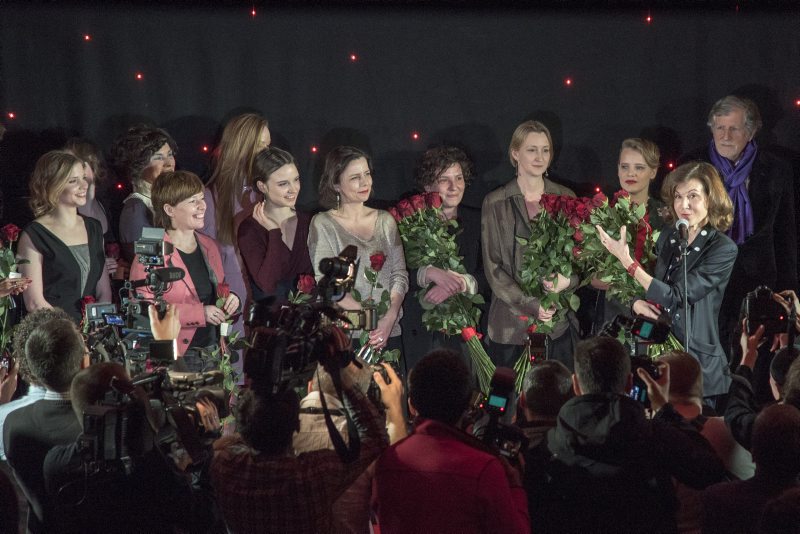 Anne Fontaine i jej aktorki na premierze filmu "Niewinne"
