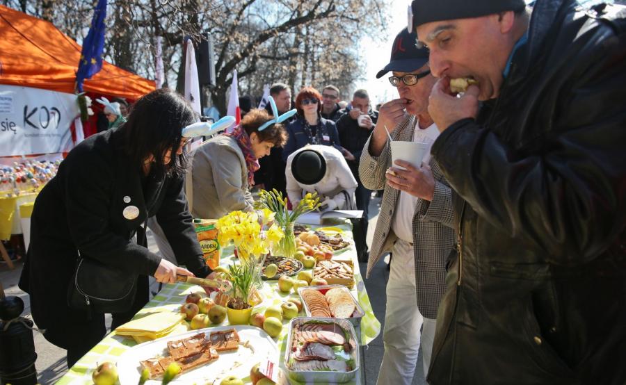WIELKANOCNA DEMONSTRACJA KOMITETU OBRONY DEMOKRACJI PRZED KANCELARIĄ PREMIERA