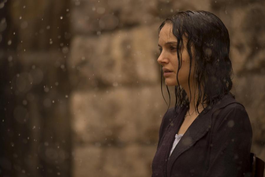 Natalie Portman w deszczu debiutuje jako reżyserka