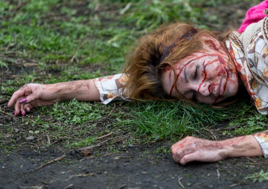 Emilia Białas na planie filmowym. Scenę filmu "Jestem mordercą" w reżyserii Macieja Pieprzycy nagrywano w katowickiej dzielnicy Nikiszowiec