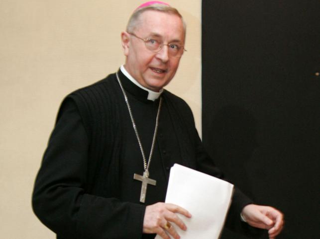 Abp Gądecki: Katolik nie może być za in vitro