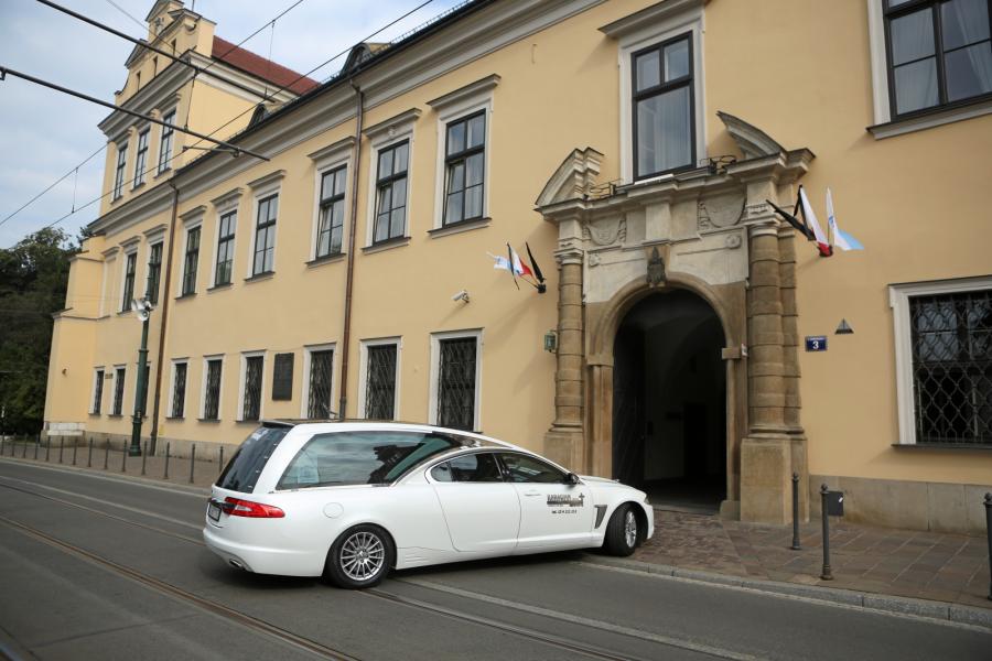 Karawan z trumną z ciałem kard. Franciszka Macharskiego wjeżdża do kaplicy Pałacu Arcybiskupów Krakowskich przy ul. Franciszkańskiej