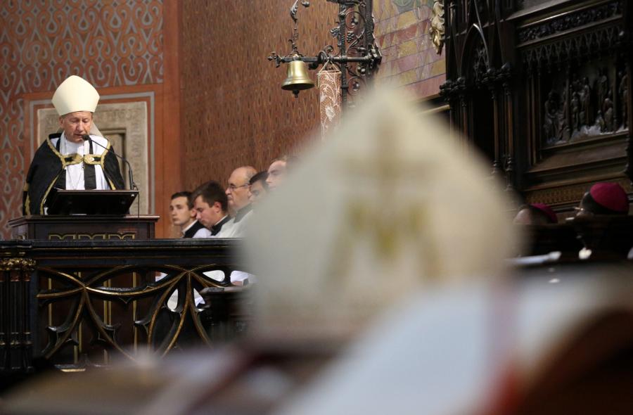 Biskup senior archidiecezji krakowskiej Jan Zając w bazylice św. Franciszka z Asyżu, gdzie 3 sierpnia odbywały się nieszpory za zmarłego kard. Franciszka Macharskiego